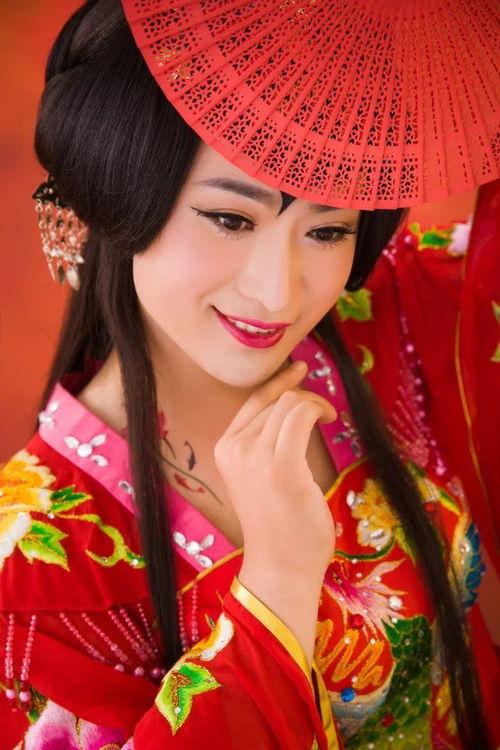 最美反串演员小灿,跨越性别界限，演绎最美反串风采